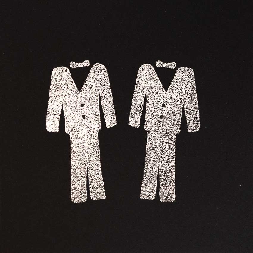 Vergrößerte Abbildung Hochzeitseinladungen zur Männerhochzeit aus schwarzem Karton mit silbernem, glänzenden Foliendruck.