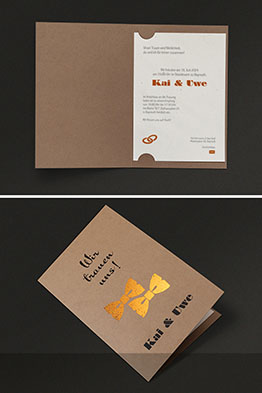 Aufgeklappte Einladungskarte mit eingestecktem, bedruckten Texteinleger.