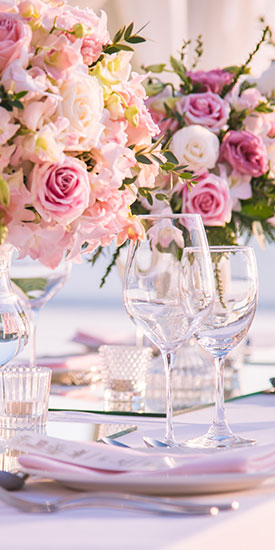 Gedeckte Hochzeitstafel in Rosatönen