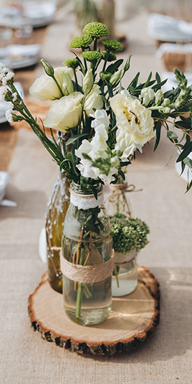 Zur Gartenhochzeit gedeckter Tisch