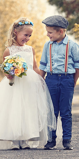 Kinder spielen Hochzeit